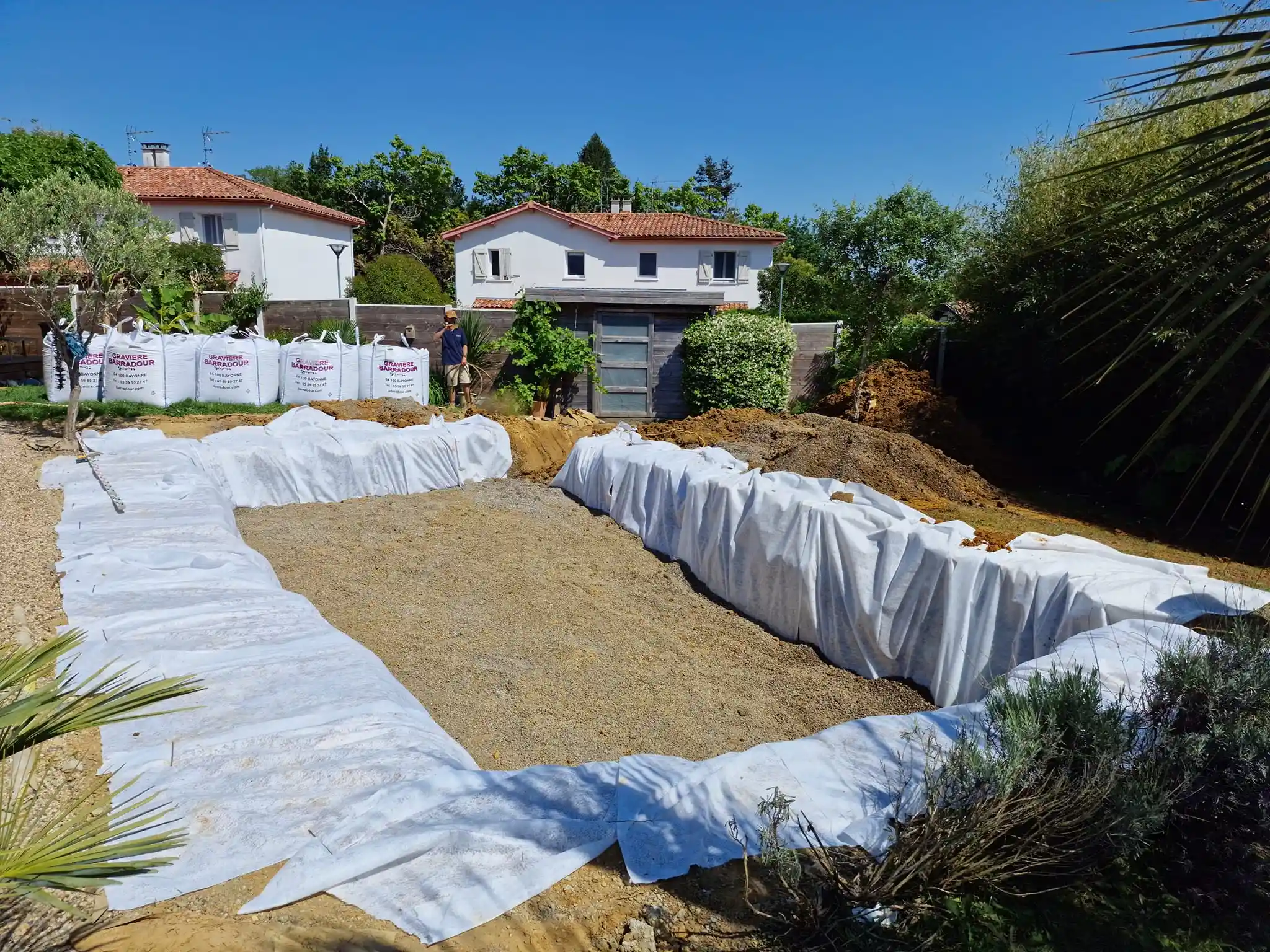 sablage-branchement-des-tubes-au-local-piscine